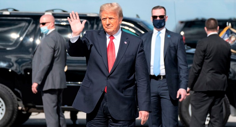 Tổng thống Donald Trump vẫy tay chào sau khi hạ cánh xuống Sân bay Quốc tế Palm Beach ở West Palm Beac, Florida, vào ngày 20/1/2021