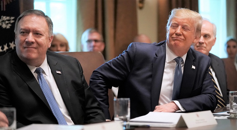 Tổng thống Donald Trump nghe bài thuyết trình trong cuộc họp nội các với Ngoại trưởng Mike Pompeo tại Nhà Trắng ngày 16/7/2019