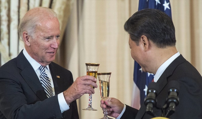 Phó Tổng thống Hoa Kỳ Joe Biden và Chủ tịch Trung Quốc Tập Cận Bình nâng ly chúc mừng trong Tiệc trưa Nhà nước dành cho Trung Quốc do Ngoại trưởng Hoa Kỳ John Kerry chủ trì tại Bộ Ngoại giao ở Washington, DC vào ngày 25/9/2015
