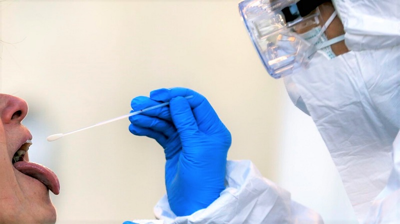 Một nhân viên y tế đang lấy mẫu xét nghiệm COVID-19 từ một bệnh nhân ở bệnh viện Santa Maria della Pieta, Rome vào ngày 1/4/2020.