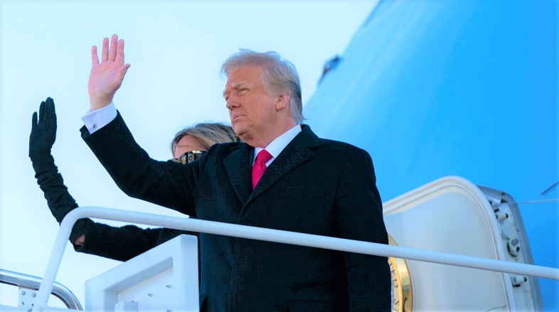 Tổng thống Mỹ Donald Trump và Đệ nhất phu nhân Melania Trump bước vào Không Lực Một tại căn cứ chung Andrews ở Maryland vào ngày 20/1/2021