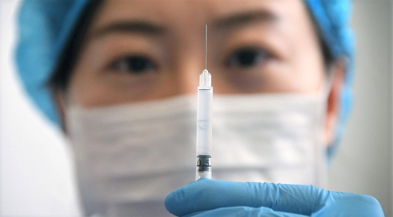 Một nhân viên y tế cầm một ống tiêm chứa vaccine Sinovac Biotech phòng chống virus COVID-19 tại một trung tâm chăm sóc sức khỏe ở Yên Đài, thuộc tỉnh Sơn Đông, miền đông Trung Quốc vào ngày 5/1/ 2021