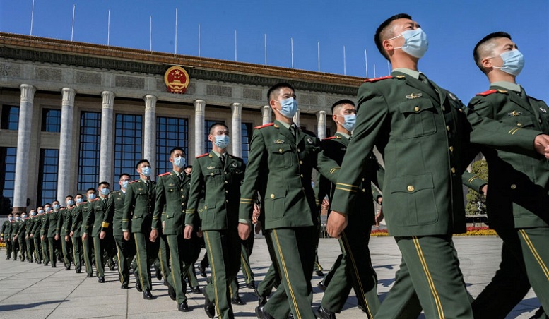 Các binh sĩ thuộc Quân đội Giải phóng Nhân dân Trung Quốc đeo khẩu trang khi diễu hành sau buổi lễ kỷ niệm 70 năm Trung Quốc tham gia Chiến tranh Triều Tiên, tại Đại lễ đường Nhân dân ở Bắc Kinh, vào ngày 23/10/2020
