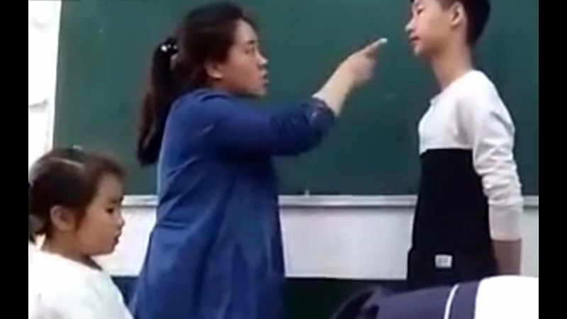 giáo viên đánh học sinh