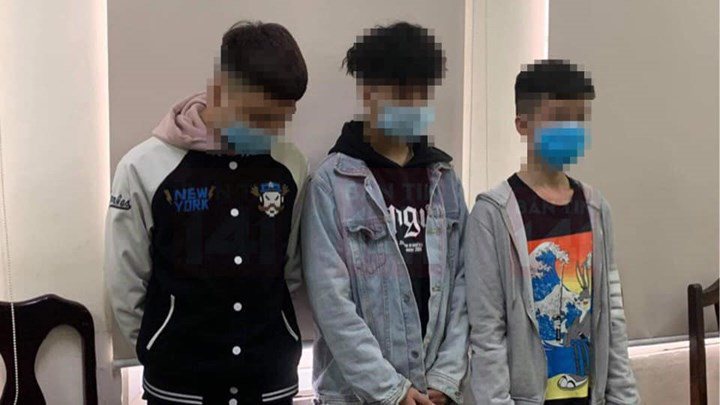 Ba thiếu niên 15 tuổi được Chính phủ và hai Đại sứ quán gọi tên vì… sàm sỡ khách Tây