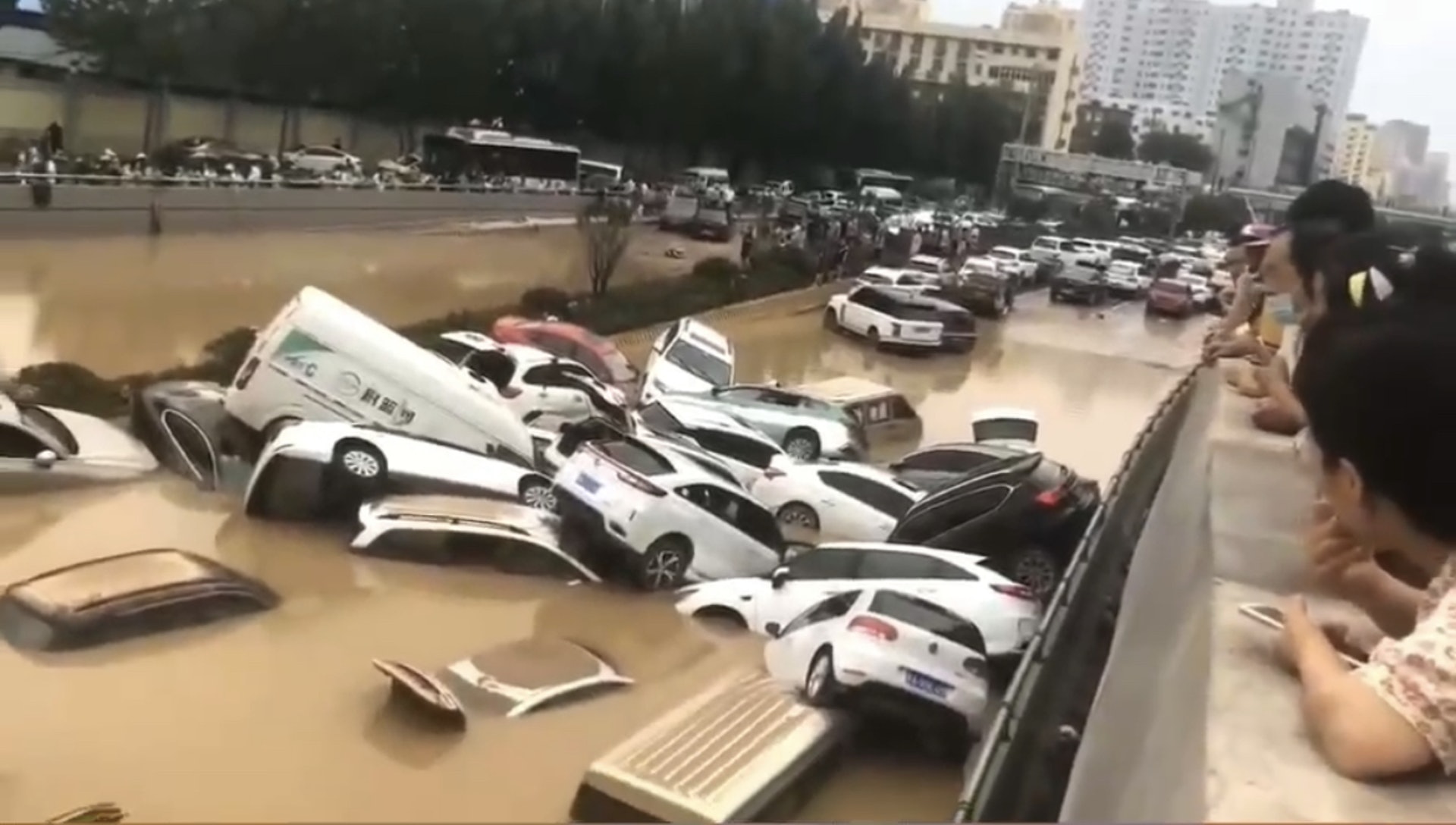 鄭州暴雨｜京廣路隧道被淹已致兩死失蹤少年母深夜苦守現場｜香港01｜即時中國