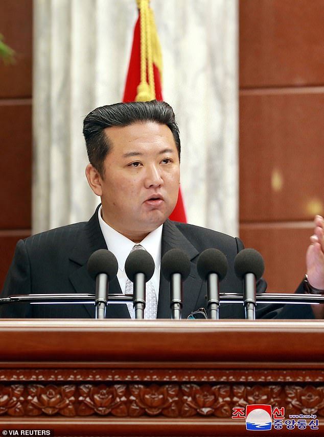 Nhà lãnh đạo Triều Tiên Kim Jong Un trong bức ảnh trông mảnh mai hơn đáng kể trong cuộc họp toàn thể của Ủy ban Trung ương Đảng Công nhân cầm quyền trong bức ảnh này được Hãng thông tấn Trung ương Triều Tiên (KCNA) công bố vào ngày 28 tháng 12 năm 2021