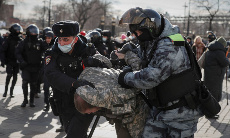 Nga bắt giữ 4.300 người biểu tình phản đối chiến tranh, chặn truyền thông  đưa tin độc lập | Thằng Mõ Weekly Magazine