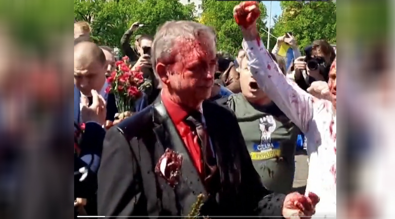 Đại sứ Nga bị tạt sơn đỏ